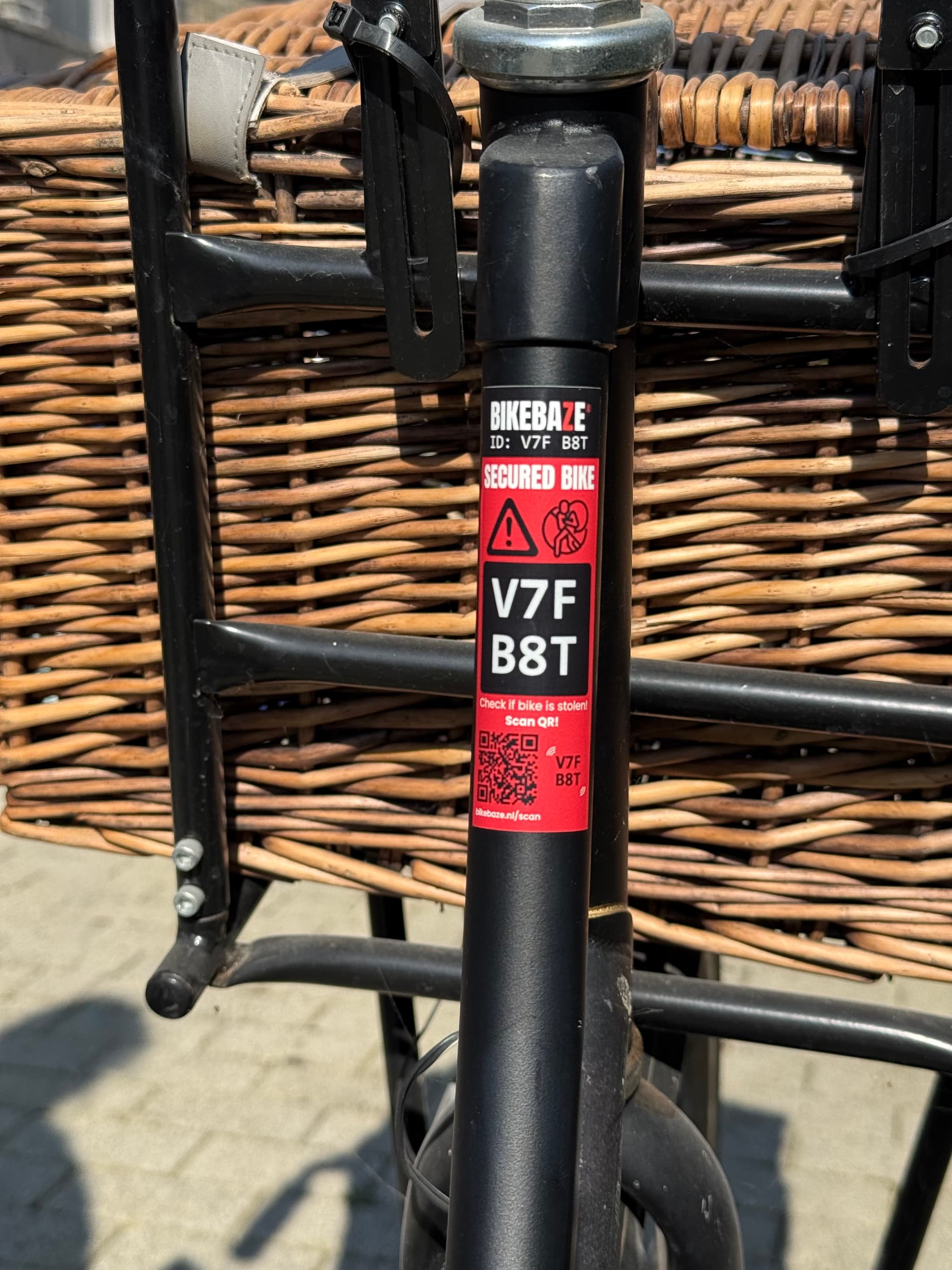 Rode BIKEBAZE SafeTag-sticker op een fietsframe