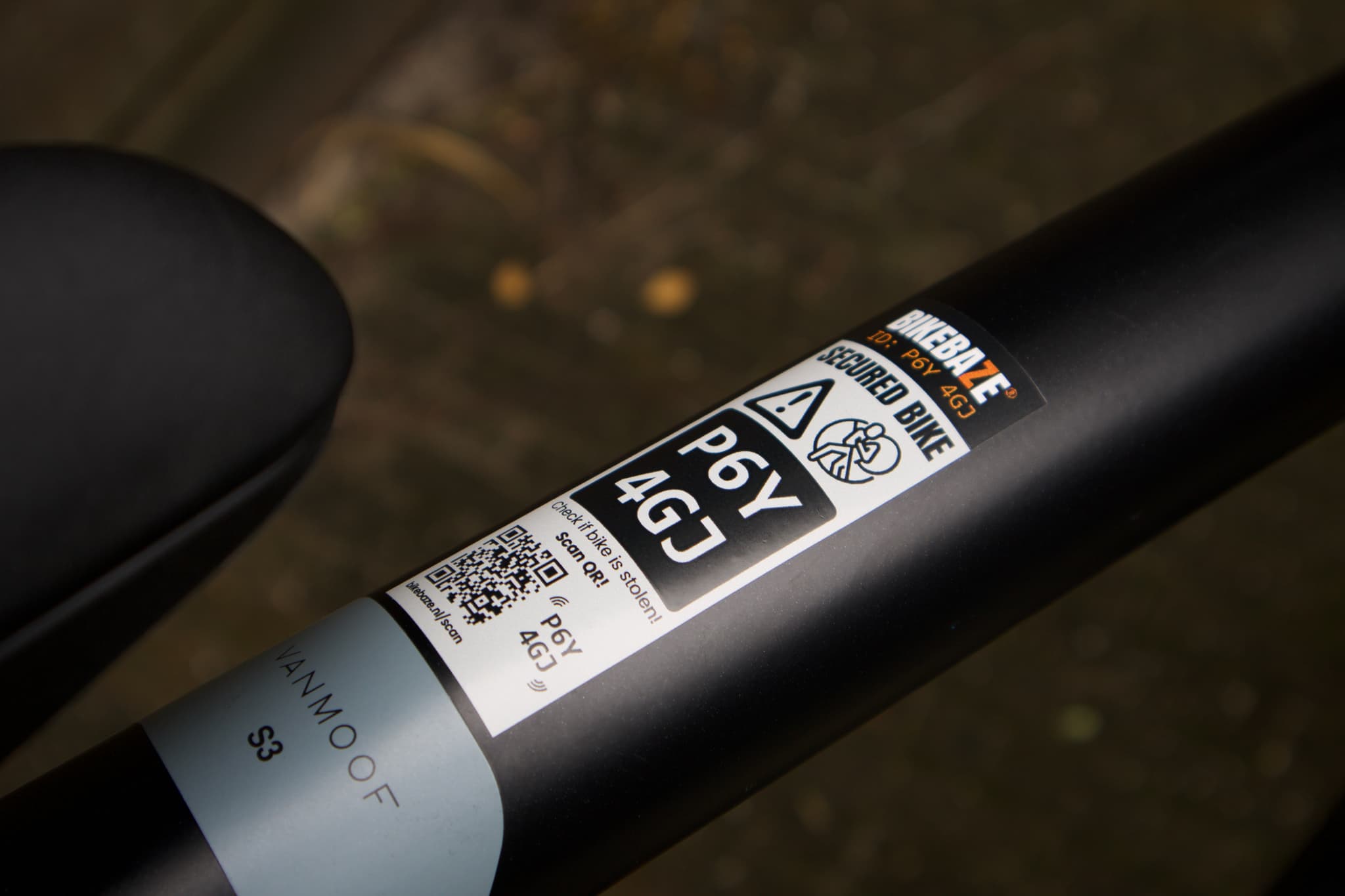 Grijze BIKEBAZE SafeTag-sticker op een fietsframe