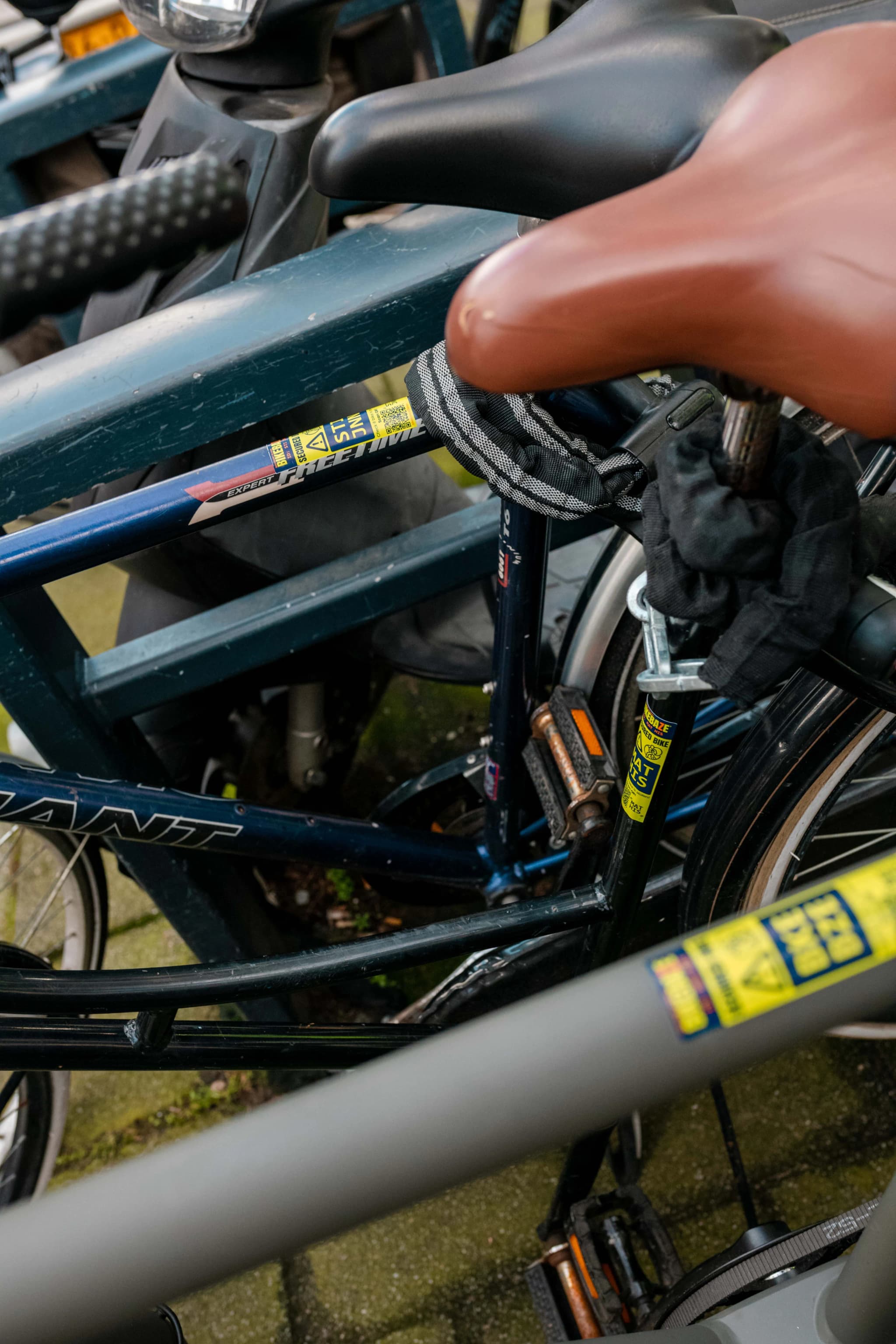 Drie fietsen op slot naast elkaar met een SafeTag